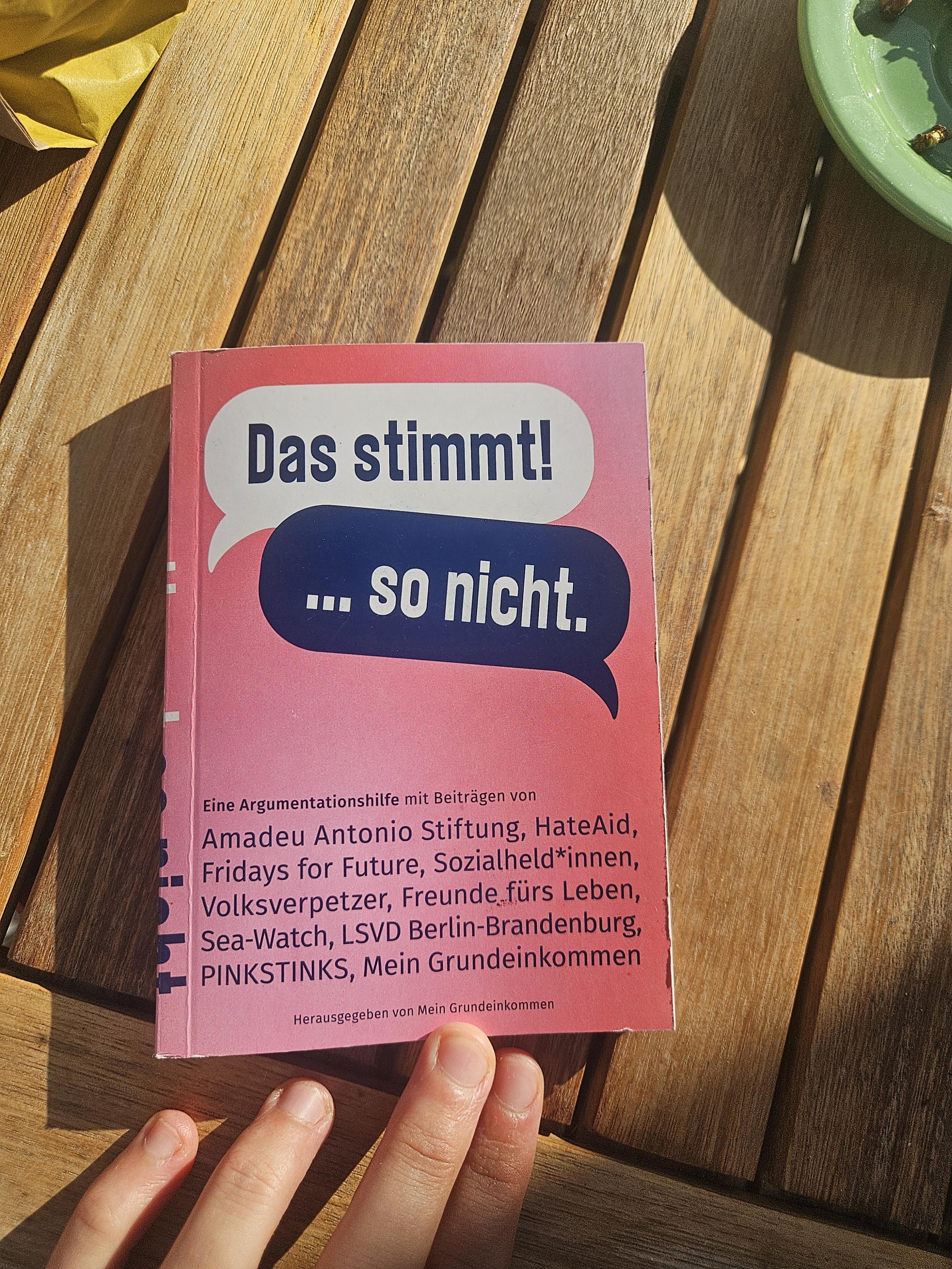 pinkes Cover des A6-Format-Buches mit dem Titel "das stimmt! ...so nicht." 

Die Autor*innen sind diverse Vereine und Stiftungen, die sich für ein soziales Miteinander engagieren.